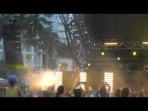 Hardwell- "At Night vs. Numb vs. Who Is Ready To Jump" Ultra Music Festival 2013 (15) 3/24 [2]