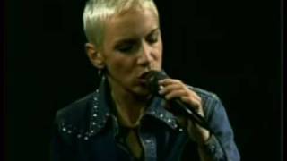 Annie Lennox WONDERFUL (acoustic)
