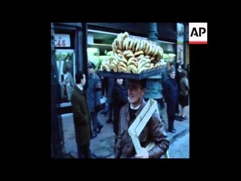 SYND 26/01/71 CONSTRUCTION WORKERS  MARCH THROUGH STREETS OF NAPLES