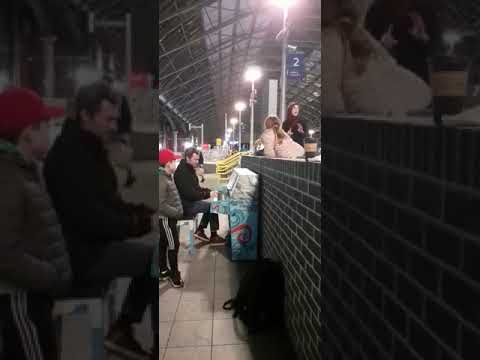 Surprise as stranger joins in piano song at train station - Songbird Eva Cassidy