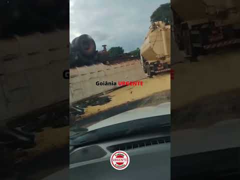 Duas carretas carregadas de soja colidem na GO-408, em Palmeiras de Goiás