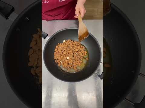 Ecco come si cucinano le mandorle caramellate