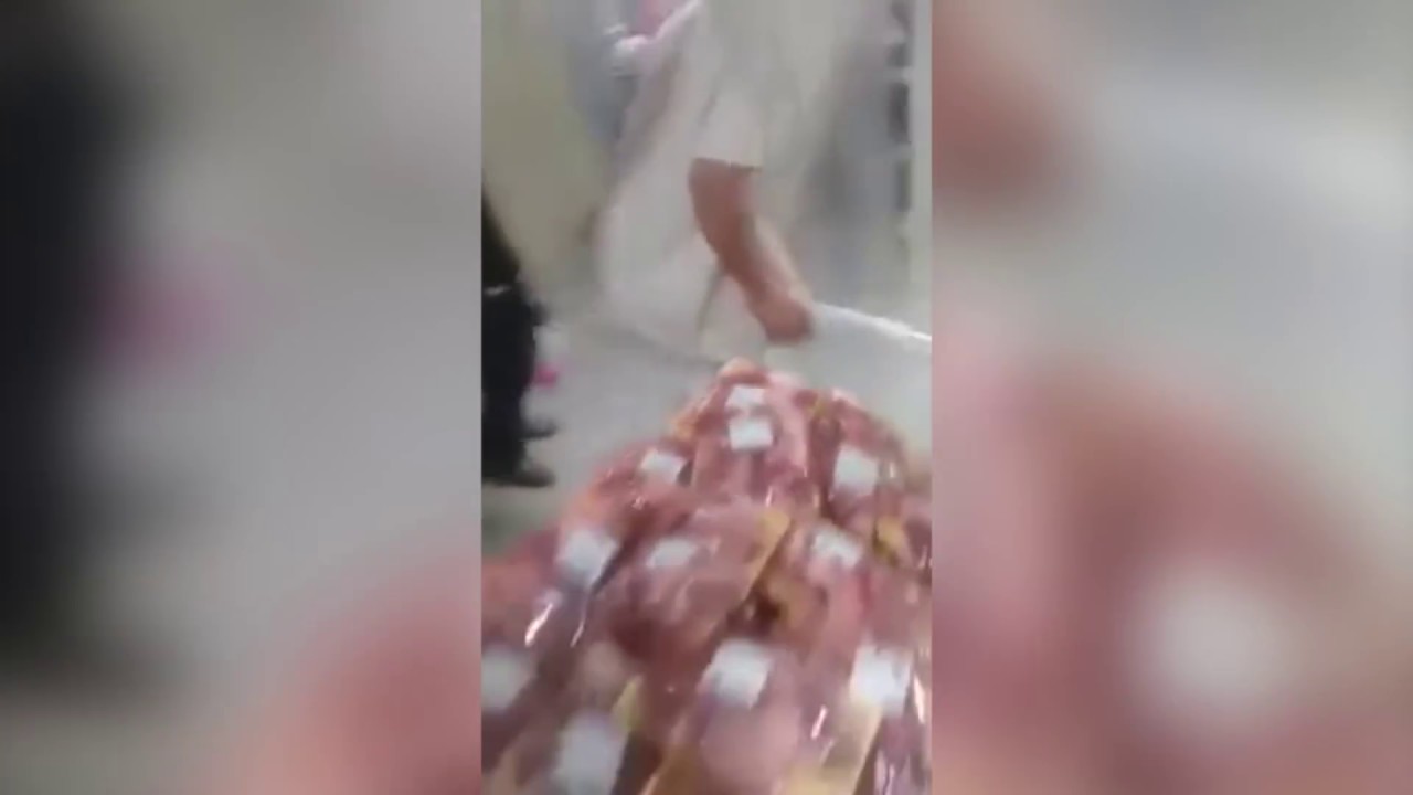 La desesperación en un súper por coger una bandeja de carne