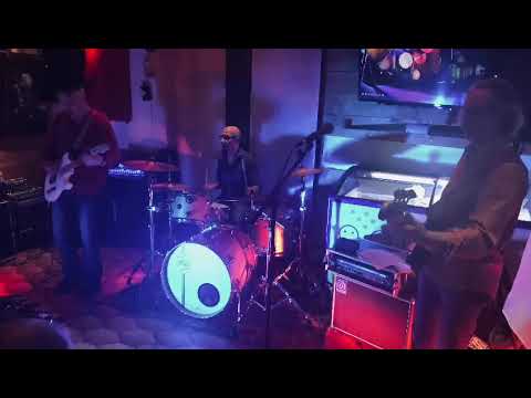 STEVE SALUTO LIVE  - SCUTTLE BUTTIN' medley HARD DAY'S NIGHT