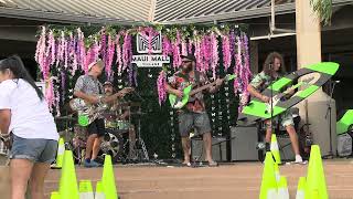 The mighty Sting Kong at Art Of Trash Maui 2023. Flying V Skateboard, Skeg Bass, Surfboard gùitar.