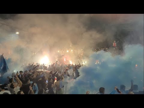 "Impresionante recibimiento al micro de Racing | Racing Club - Boca Juniors | 4tos Libertadores 2023" Barra: La Guardia Imperial &bull; Club: Racing Club &bull; País: Argentina