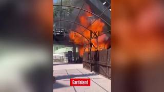 Paura a Gardaland, prende fuoco una torretta in legno: le immagini del rogo