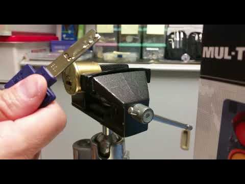 【如何在一分鐘內解破市面較難開的鎖?】 (電腦鎖紫頭匙)