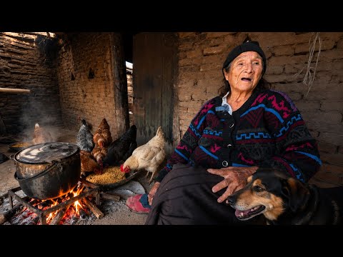 Con 90 años VIVE SOLA en el MONTE junto a sus perros