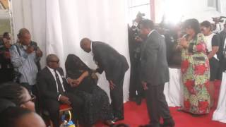 OBSEQUES PAPA WEMBA  MAMA AMAZONE TRES FACHE CONTRE VERKYS ET TSHALA MUANA EN PLEIN CEREMONIE