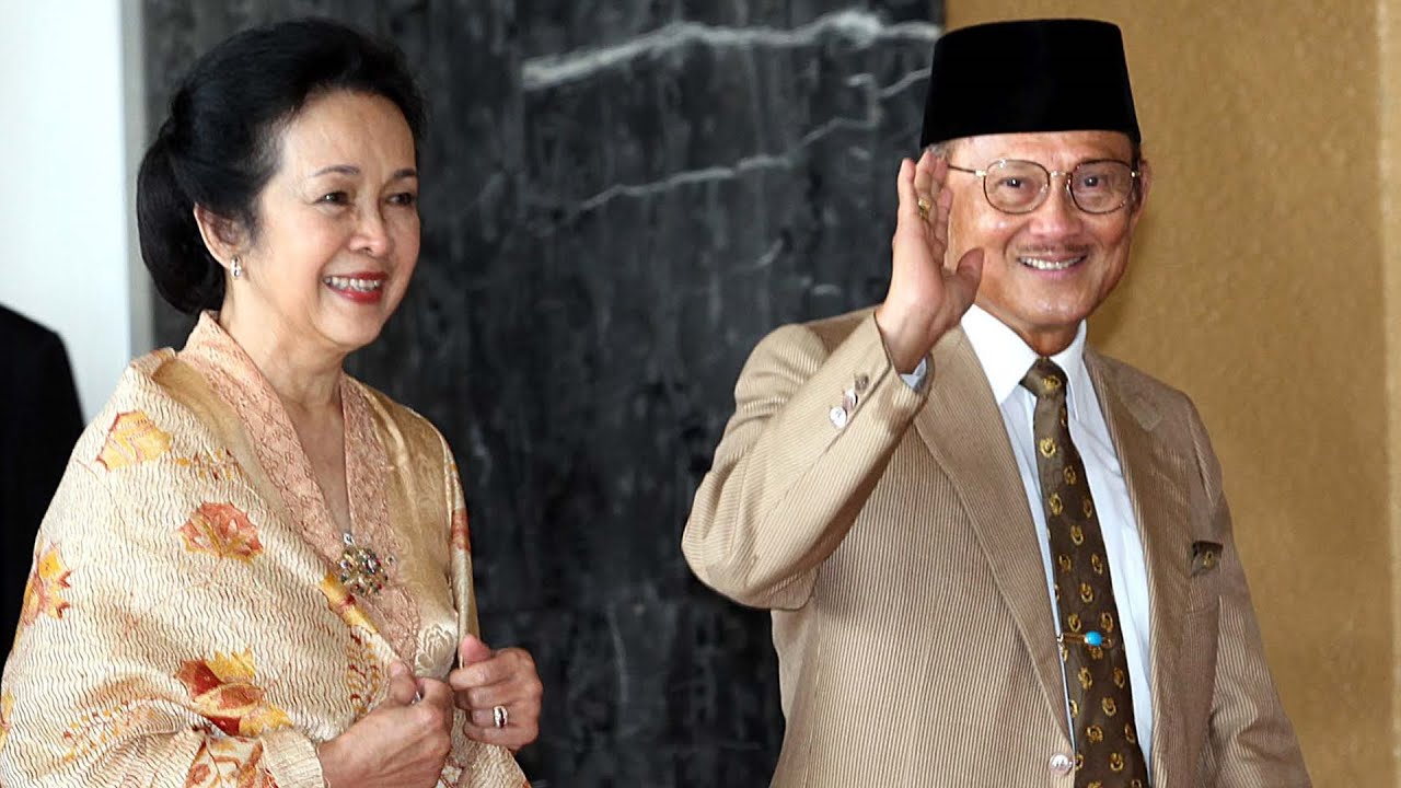 Pak Habibie membaca puisi untuk Ibu Ainun
