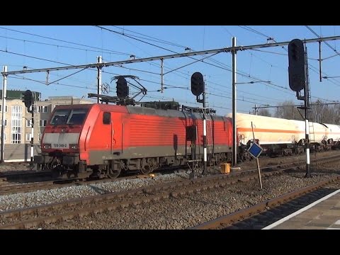 DB 189 048-2 met goederentrein komt door station Weesp