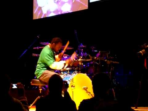 Gerald Heyward Drummerlive '07- Lesson on how to groove