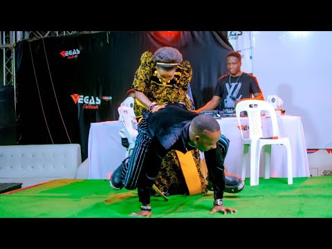 Mc Mariachi beguddeko Senga Nantume ku stage