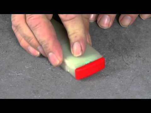 Reparatur eines Loch in der Fliese