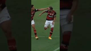 Ele adora cruzar contra o Vasco