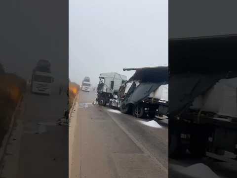 Acidente com três carretas mobiliza equipes na BR-251 em Minas Gerais