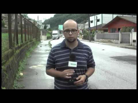 TV Brusque - Acidentes na rua Gustavo Halfpap preocupam população