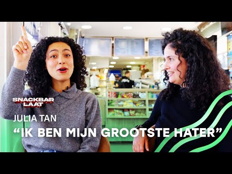 “TAYLOR SWIFT is ALTIJD al mijn QUEEN geweest” | KAASSOUFFLÉ met JULIA TAN | SnackBar Laat