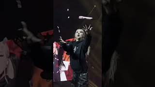 Rosé accidentally dropped the microphone under the stage!!🤣🤣 #blackpink #rosé #jennie