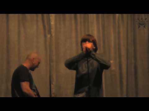 Тем временем DJ копал под вокалиста