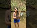 JACARÉ ATRÁS DELA Ela Deve Acreditar Neles Shorts
