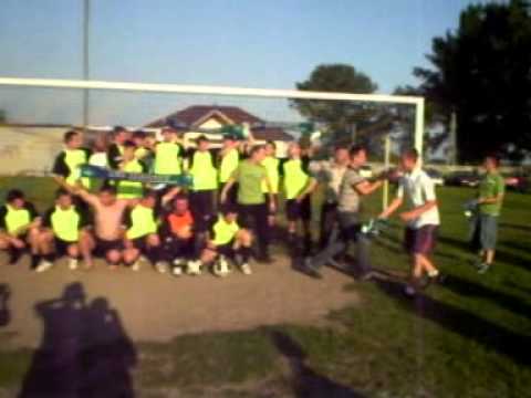 Kłyż Tarnogóra - LZS Jadachy - Świętowanie awansu do klasy A po meczu przez drużynę Jadachów