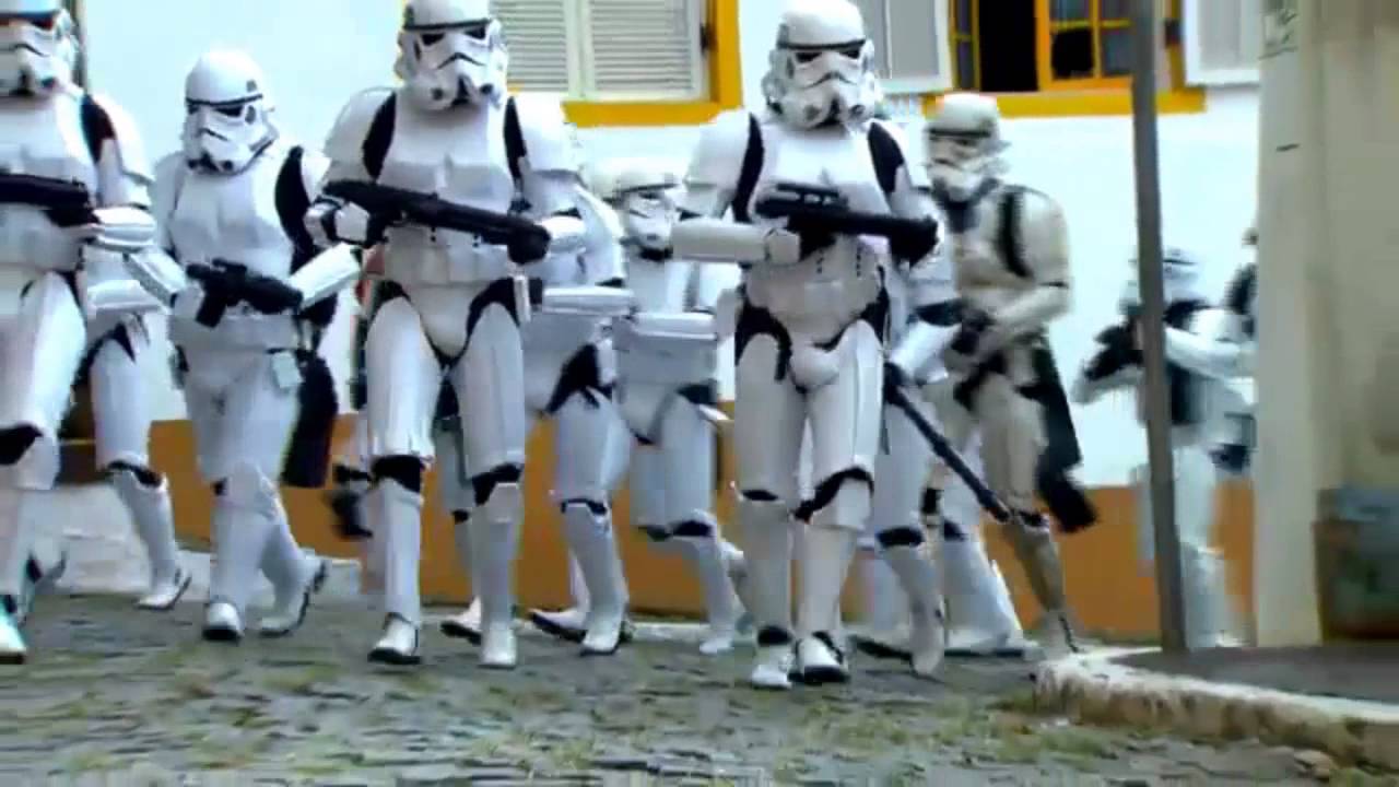 Darth Vader y Soldados Imperiales asustan a Ciudadanos