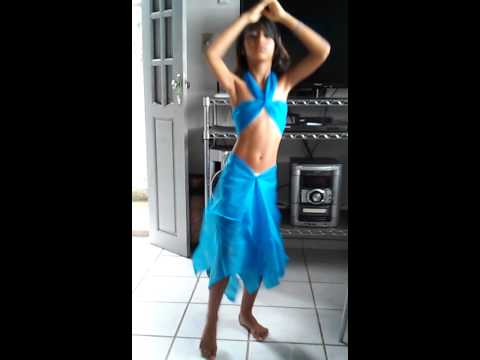 Menina dançando dança do ventre
