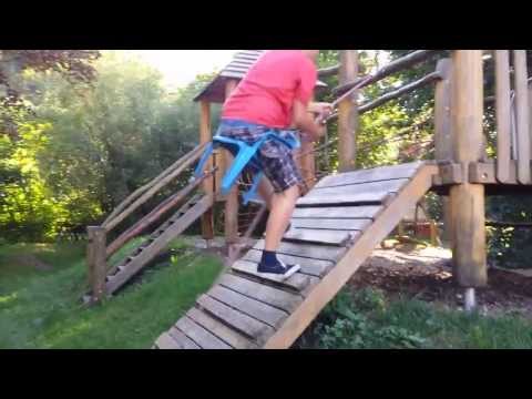 Kindergarten stelz mit Kinderstuhl / Kanal Trailer