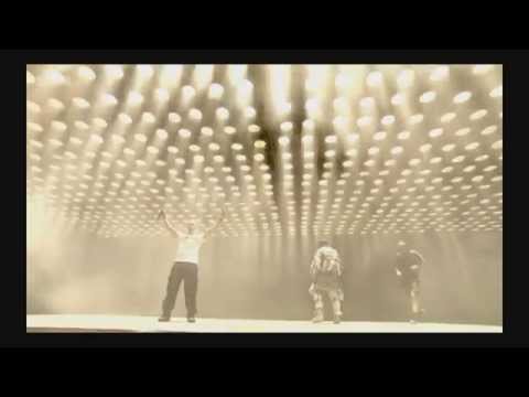 Kanye West Interrupted Lee Nelson Runs On Stage At Glastonbury 2015