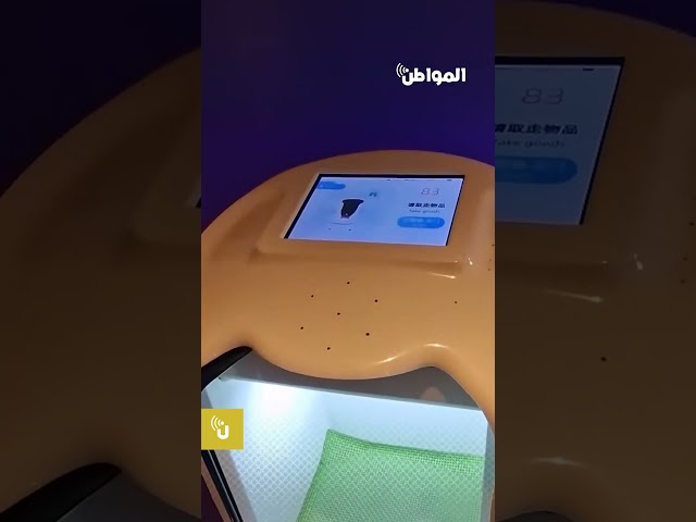 تجربة فريدة.. روبوت لتوصيل الطعام للنزلاء في فندق بالصين