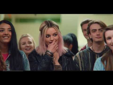 Jackson sings to Maeve (Scene from Sex Education:S01EP04)