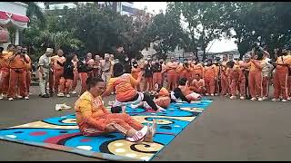 Download lagu Super Kocak, Lomba Memakai Celana Tanpa Menggunakan Tangan mp3
