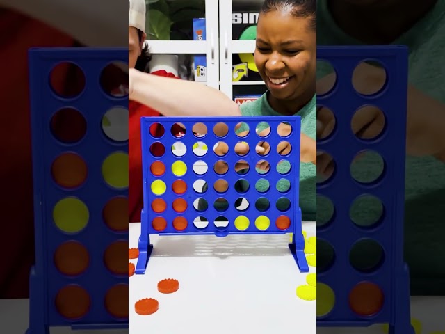 Vídeo relacionado con Hasbro E3578100 4 GANA la acción, Juego de niños de Ritmo rápido