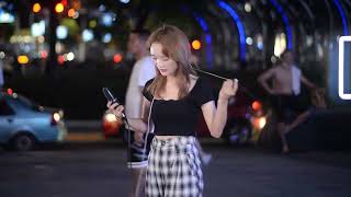 Download lagu 女孩街头唱弦子的经典《舍不得》,真是一首每次听到都想哭的歌。 mp3 Download lagu 女孩街头唱弦子的经典《舍不得》,真是一首每次听到都想哭的歌。 mp3