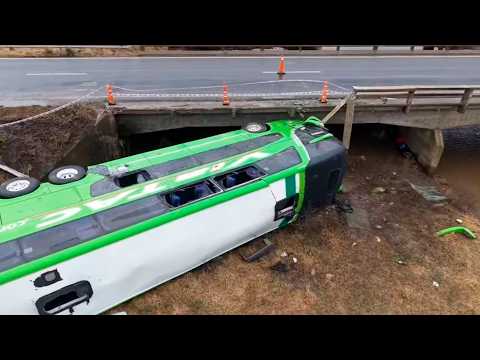 Carmen de Areco: Volcó un micro y cayó desde un puente en medio del temporal
