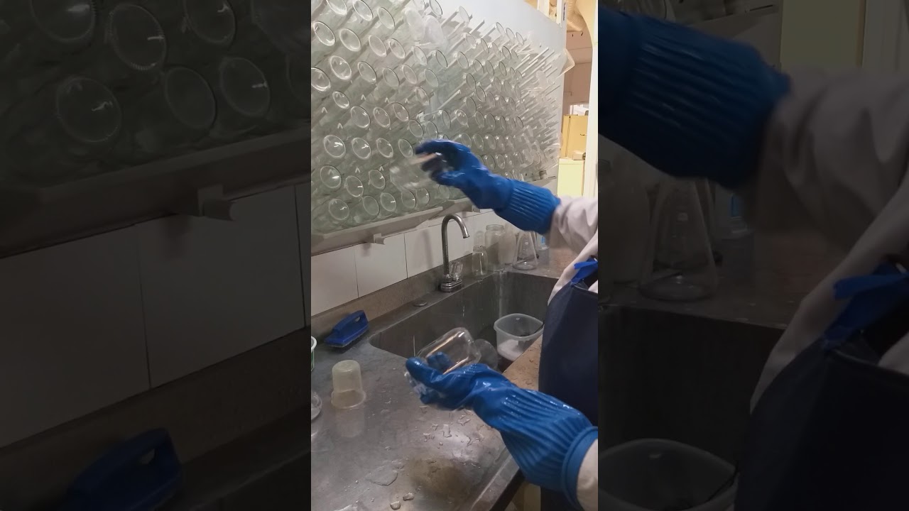Lavado de frascos de laboratorio