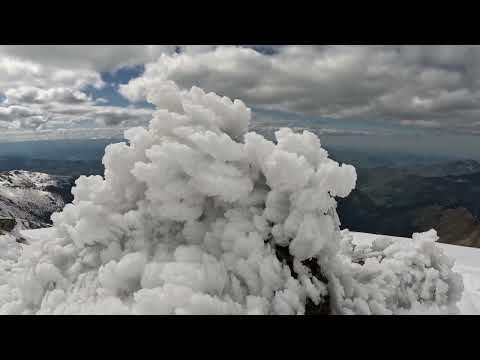 Strat consistent de zapada in luna Mai pe varful Ineu,muntii Rodnei.