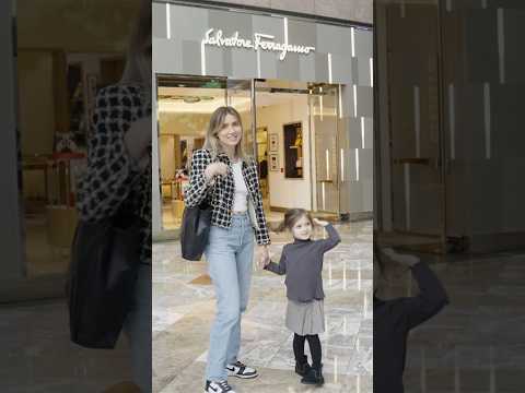 Mãe e filha fazendo compras no Salvatore Ferragamo do Brookfield Place.