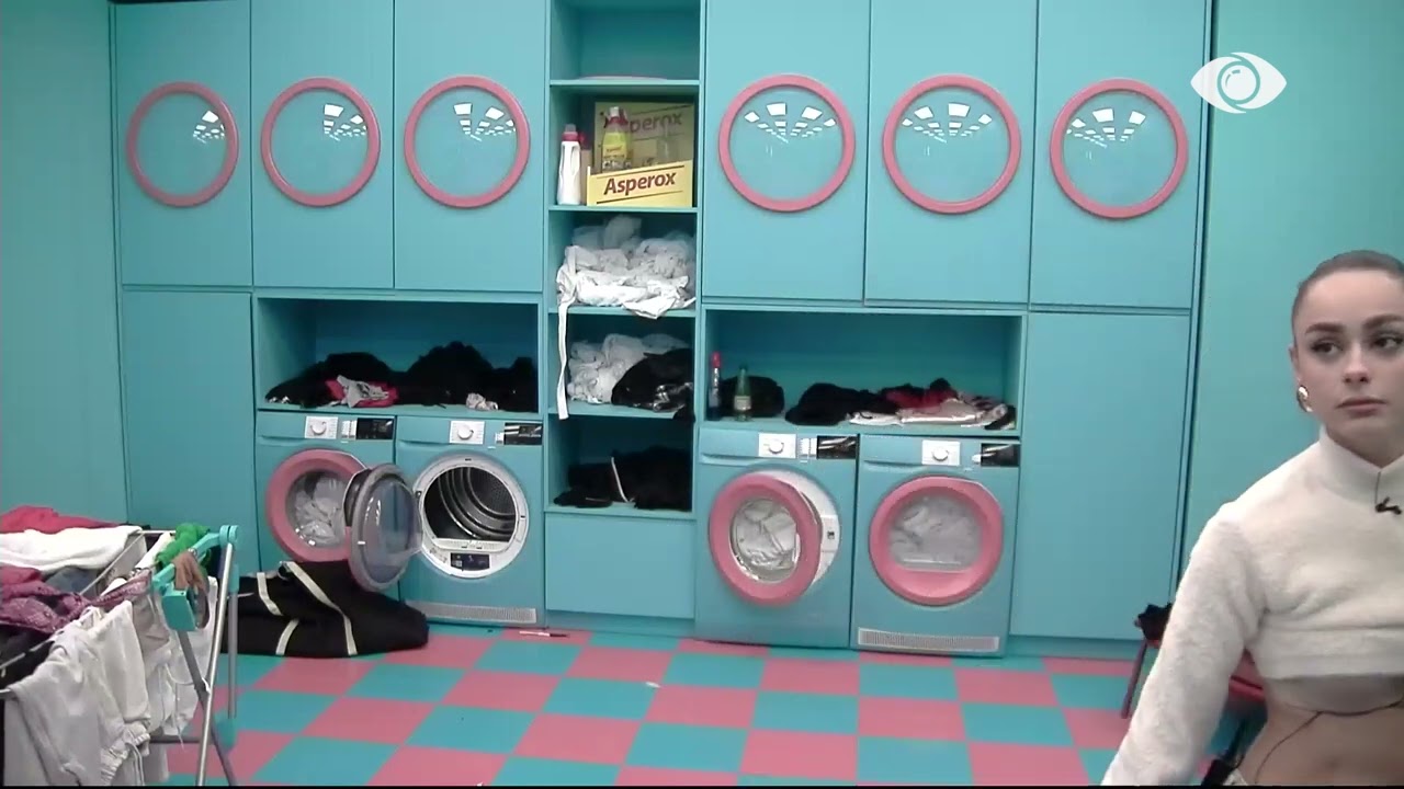 Egli dhe Gjesti kërkojnë në shtëpi për cigaret e fshehura