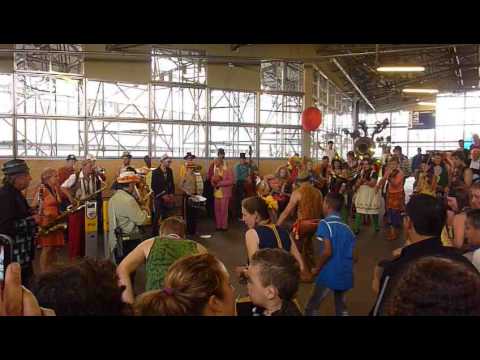 Propere fanfare van de vieze gasten