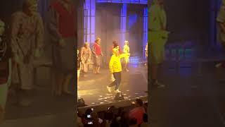 O sin boy πεταει χαρτονομίσματα στον Σεφερλη που τραγουδάει το (mama?)