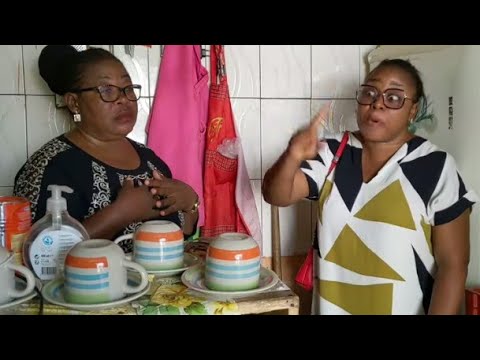 Mami ton se fait brutaliser dans son bar - LA TROUPE DE MAMI TON 11