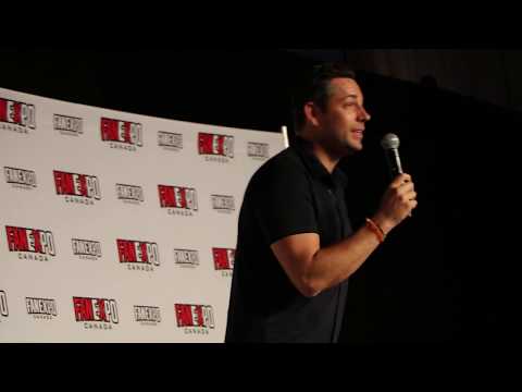 Zachary Levi sings 'I See the Light' from TANGLED with a fan at Fan Expo