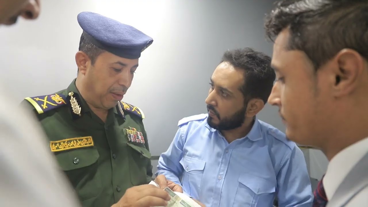 وكيل وزارة الداخلية اللواء العامري يدشن العمل بمشروع التاشيرة الالكترونية بمطار عدن الدولي