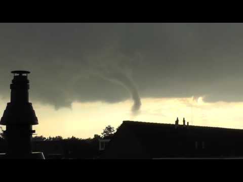 Large funnelcloud over Spijkenisse 17-06-2016