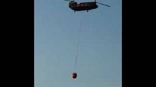 preview picture of video 'BUTTE FIRES: Chinook Helicopter Flying Over Power Lines On Skyway.'