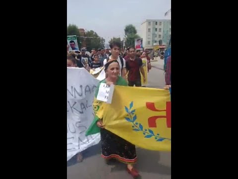 حركة الماك تتظاهر في اوزلاقن قرب مدينة اقبو و شرطة العصابة عاجزة
