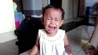 Download lagu Cara lucu menenangkan anak kecil yang sedang menangis mp3